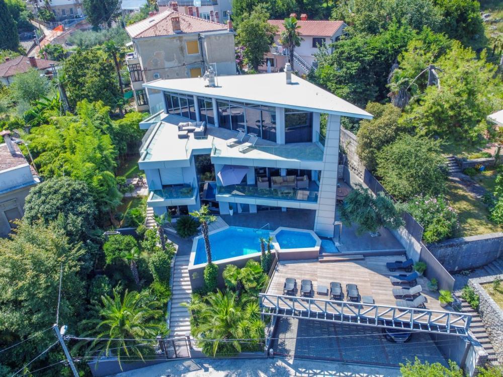 Impozantní moderní vila s bazénem v centru Opatije, pár kroků od Lungomare 