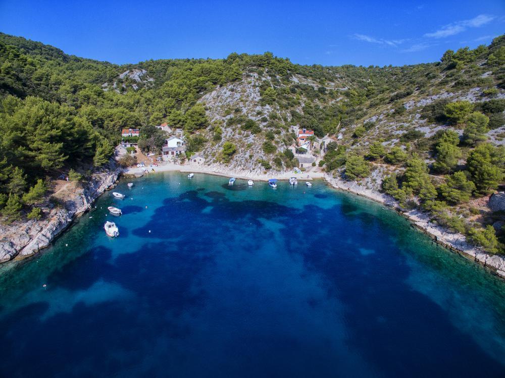 Terrain urbain à 80 m de la mer sur l'île de Šolta ! 