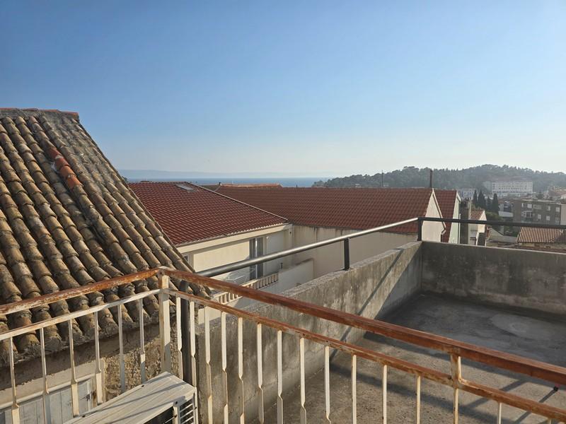 Maison avec 3 appartements et toit-terrasse au coeur de Makarska 