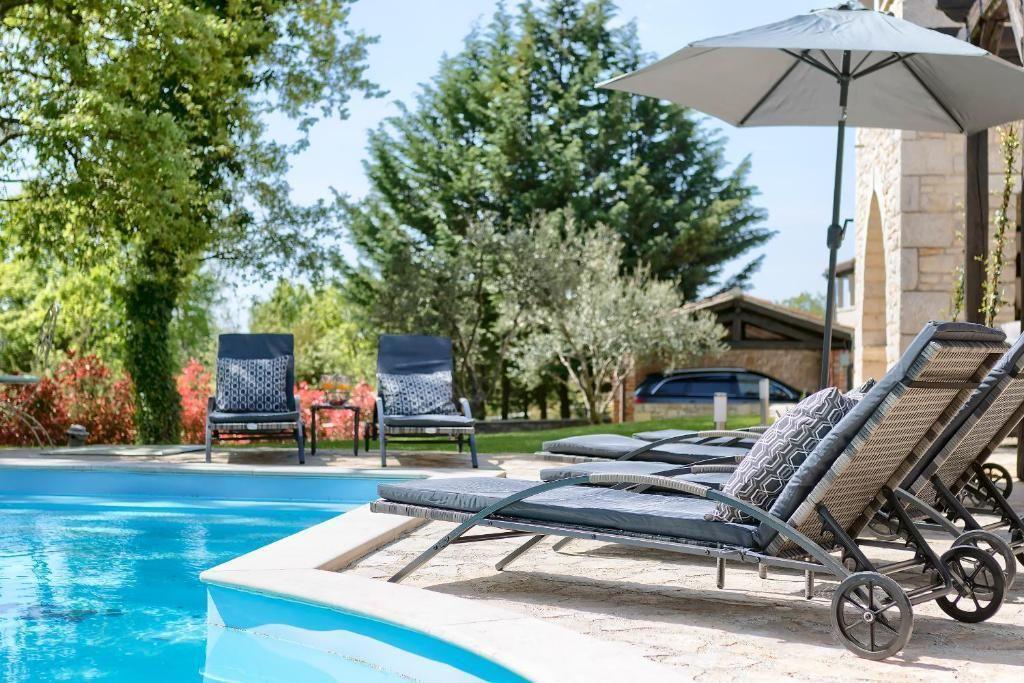 A vendre une belle villa en pierre avec piscine à Tinjan 