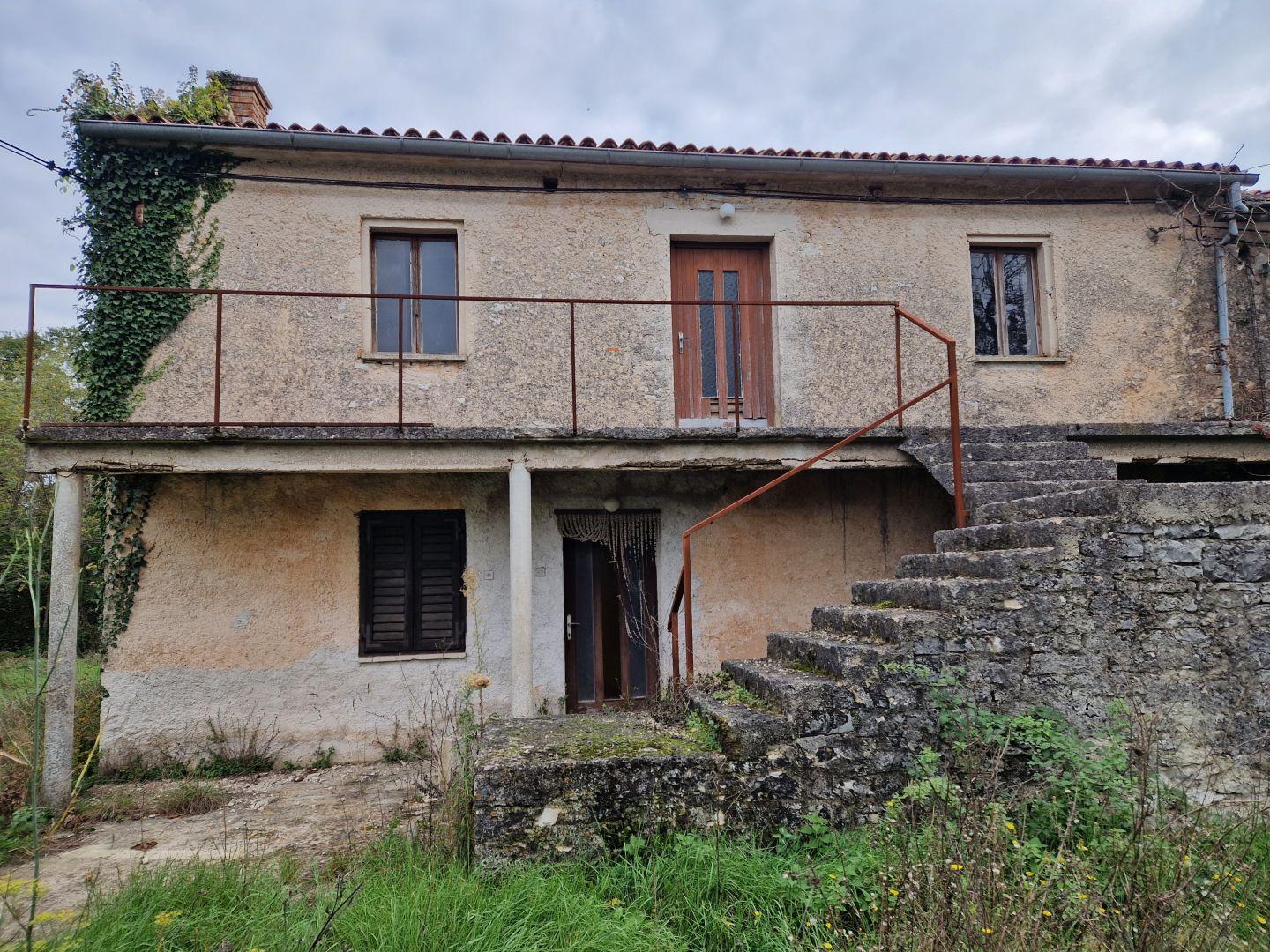 Maison en pierre à rénover dans un petit village à Barban, à vendre 