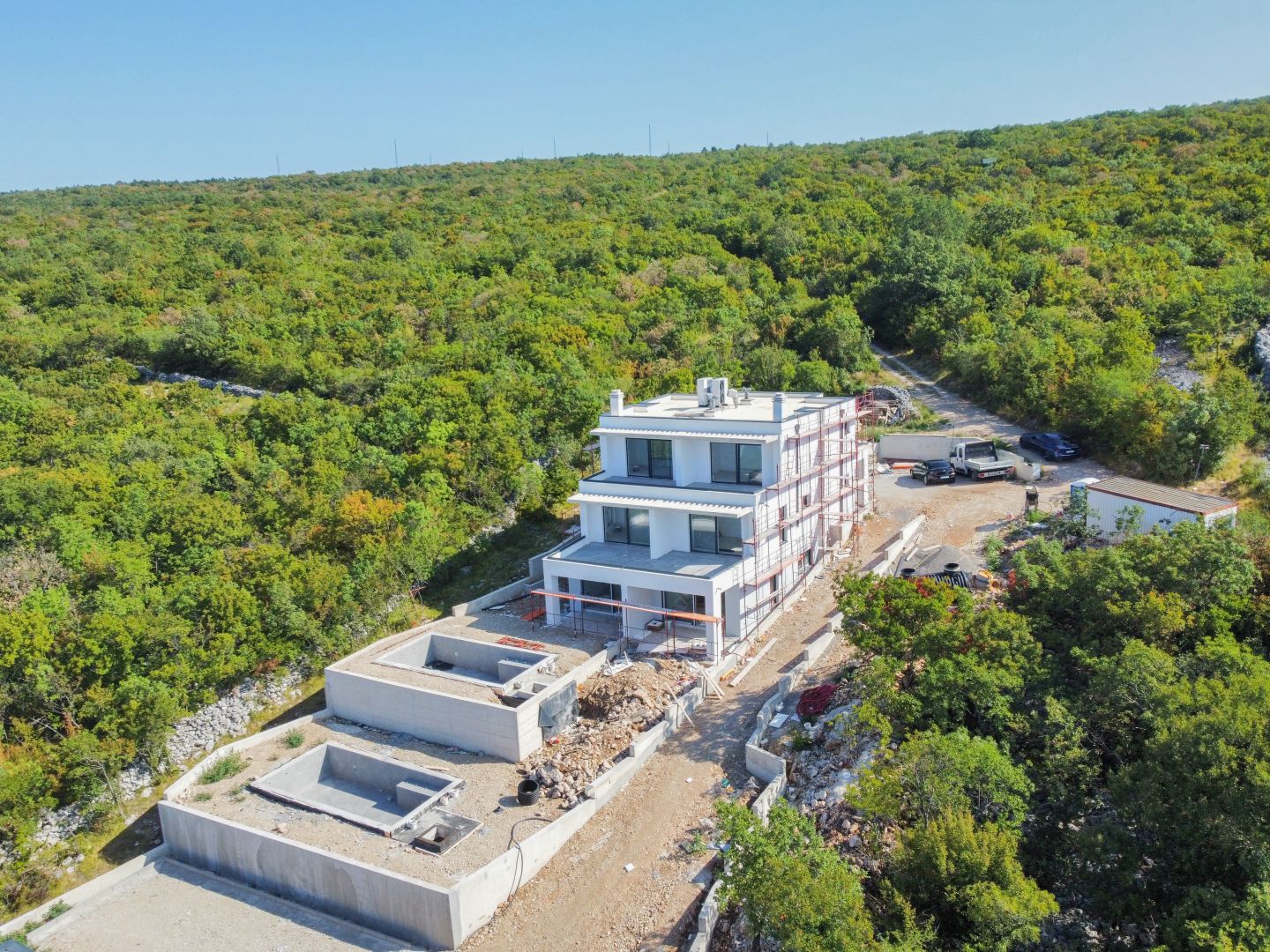 Moderne Villa mit Swimmingpool und Garage und Panoramablick auf das Meer in Kostrena, zu verkaufen 