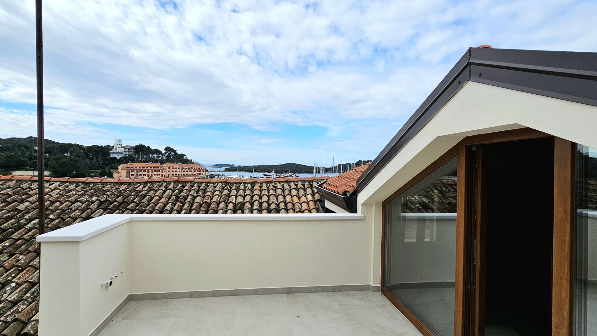 Einzigartiges Haus in Vrsar mit Meerblick, nur 50 Meter vom Meer entfernt, zu verkaufen 