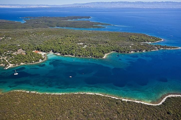 Terrain agricole parfait sur Cres descendant vers la mer 