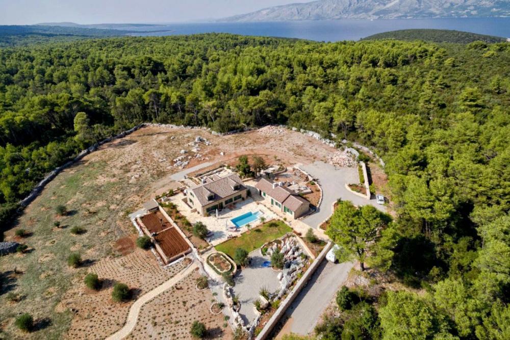 Indigene dalmatinische Hacienda auf der Insel Hvar, nur 800 Meter vom Meer entfernt 