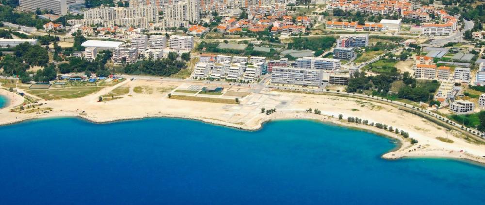 Építési telek Split külvárosában, Znjanban, területe 1700 m2, előzetes tervezéssel 4 * szállodára 