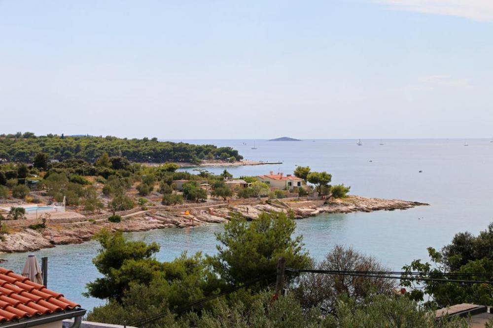 Maison inachevée d'un emplacement fantastique dans la région de Primosten à seulement 50 mètres de la plage 