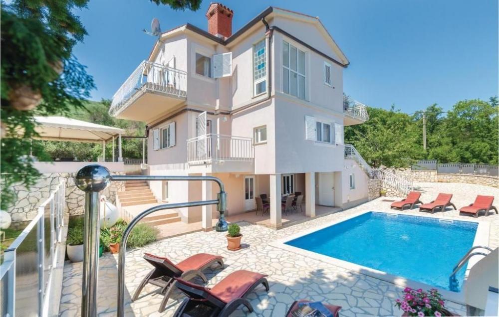 Anspruchsvolle Villa mit Swimmingpool in Rabac zu verkaufen, nur 500 m vom Meer entfernt 