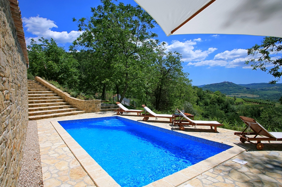 Two stone houses with swimming pool in Oprtalj with magic views over Motovun 