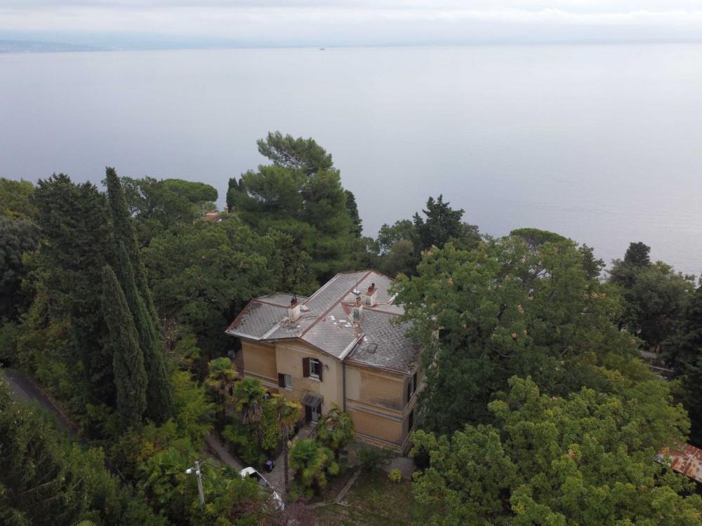 Lux old-timer villa in Opatija for complete modernization 