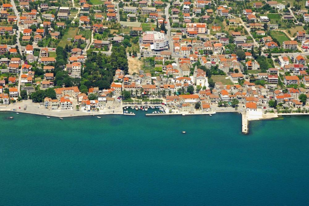 Kedvező árú telek eladó Kastel Kambelovacban, tengerre néző kilátással és érvényes építési engedéllyel 