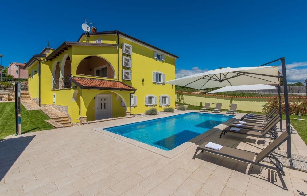 Villa avec trois appartements et piscine à Mušalež, Poreč 