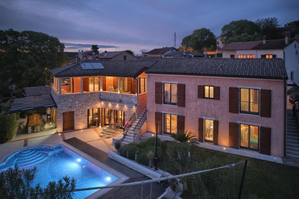 Spacious villa with a large building plot in Rovinj 