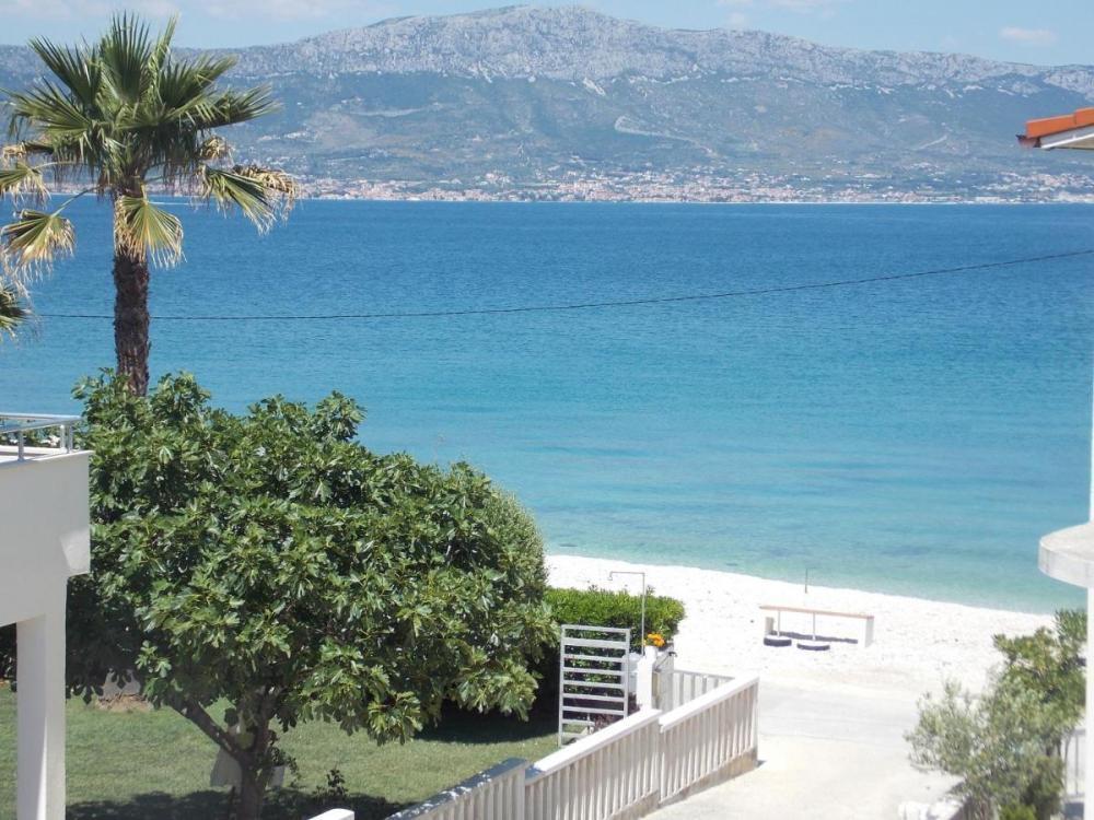 Appartement avec piscine à Ciovo près de Trogir à vendre, à 20 mètres de la plage 