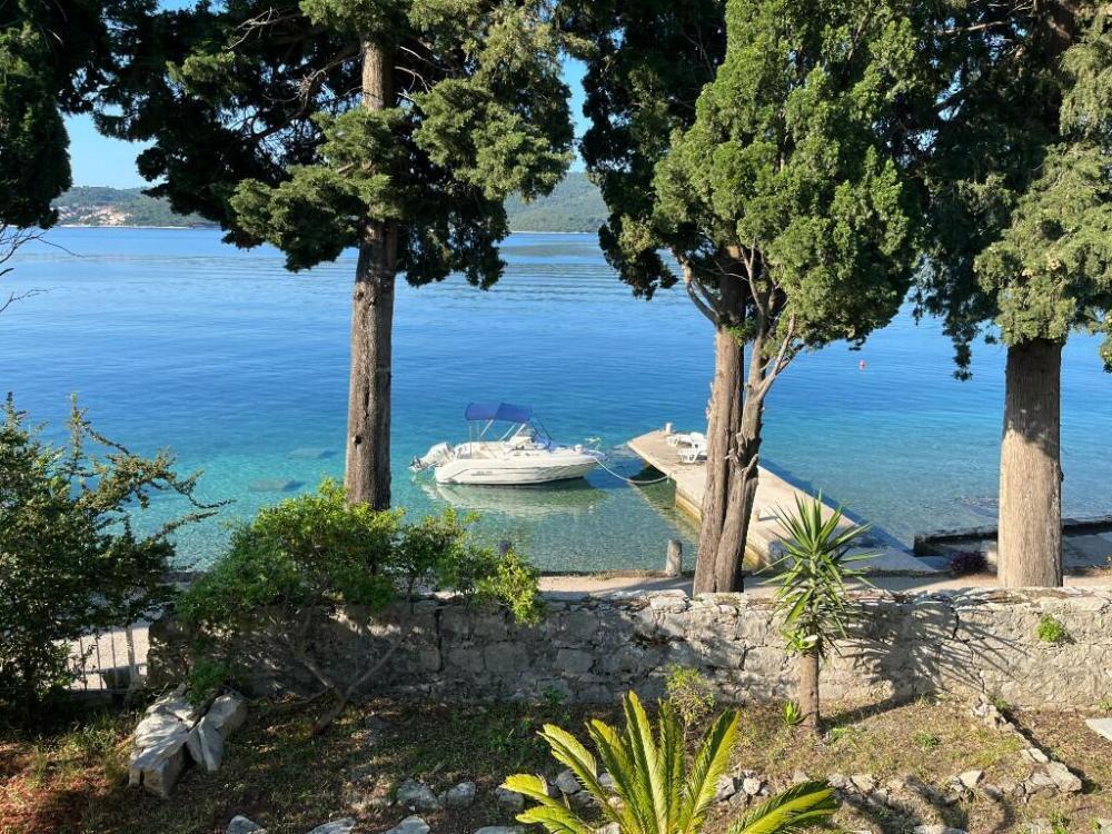 Propriété en pierre de première ligne sur la péninsule de Peljesac, avec la jetée devant la maison 