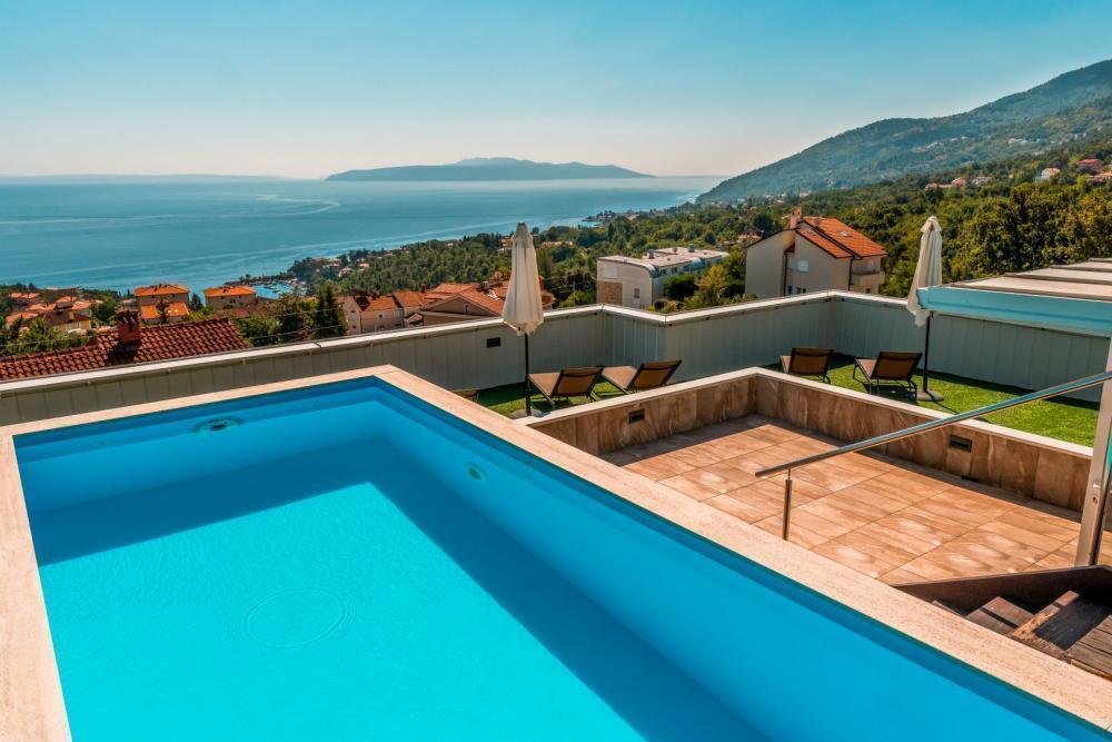 Penthouse of 165 m2 with panoramic sea views, with swimming pool 