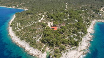 Schönes Anwesen am Wasser auf einer kleinen Insel in der Nähe von Split auf 8414 m2 - eine völlig isolierte Halbinsel wird Ihnen gehören, mit einem Liegeplatz für ein Boot! 