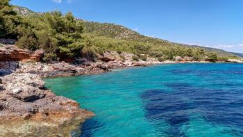 Terrain agricole au bord de l'eau de 40 000 m² à Hvar 