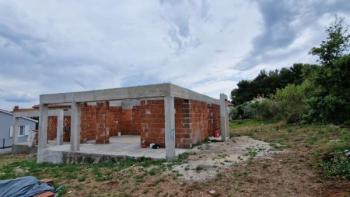 Villa de deux parties en construction dans la banlieue de Porec avec vue sur la mer lointaine 