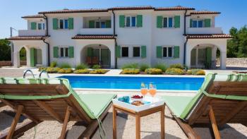 Mini-hôtel de trois maisons avec une piscine dans la nature de l&#39;île de Krk 