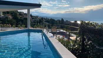 Villa avec 6 appartements, vue mer panoramique et piscine, Opatija 