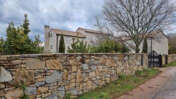 Somptueux domaine en pierre dans le quartier romantique de Groznjan - ville d'artistes 