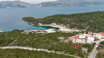 Продается городской земельный участок в Повле, остров Брач, всего в 200 метрах от моря 