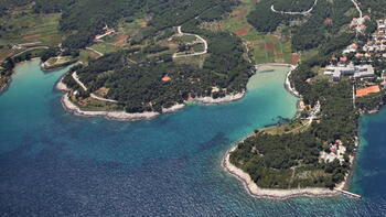 Baugrundstück in der touristischen Zone in der 1. Reihe zum Meer in Jelsa, Insel Hvar 