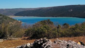 Terrain à bâtir avec vue mer dans le quartier de Rabac 