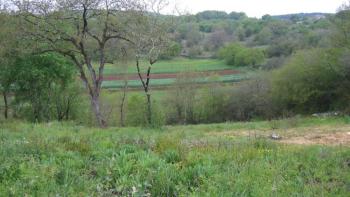 Geräumiges Stadtgrundstück zum Verkauf in Matohanci, Kanfanar 