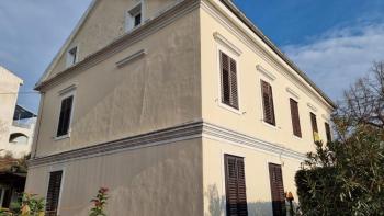 Entire floor of a renovated villa 50m from the sea in Novi Vinodolski - great investment 