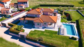 Gyönyörű luxus villa medencével Kastelirben, Porec környékén 