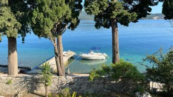 Propriété en pierre de première ligne sur la péninsule de Peljesac, avec la jetée devant la maison 