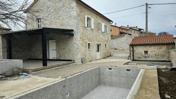 Krásná kamenná vila ve Višnjanu s bazénem 