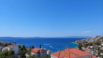 Appartement à un prix correct dans la région de Trogir avec vue sur la mer 