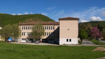 Solides Geschäftshaus in Raša, zwischen Pula und Labin 