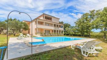 Grand hotel property in Pavićini, Marčana, with swimming pool 