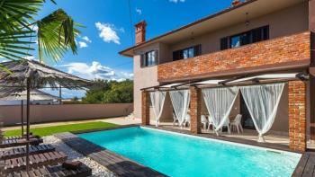 Moderne rustikale Villa mit Swimmingpool in einem ruhigen Dorf in der Gegend von Barban 