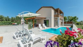 Holiday villa with swimming pool in Privlaka area near Zadar mere 90 meters from the sea 