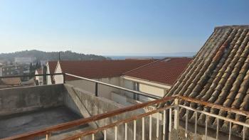 House with 3 apartments and roof terrace in the heart of Makarska 