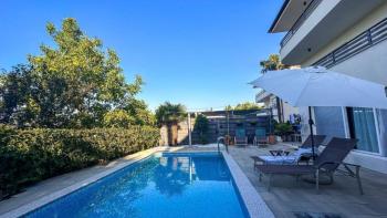 House with three apartments, swimming pool and sea view 