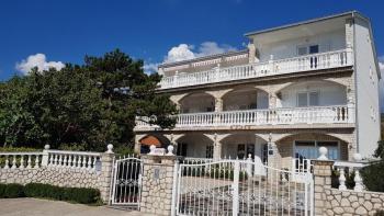 Guest house with 10 residential units and a tavern in Novi Vinodolski 