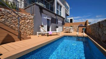 Exceptional 2-bedroom apartment with pool and sea view on Krk island 