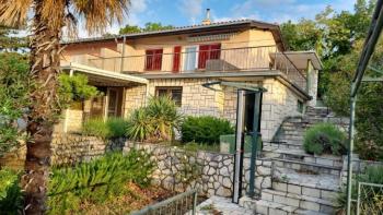 Seaside house in a great location with sea views 