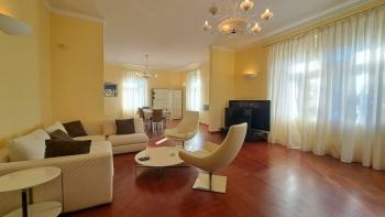 Luxurious apartment in the center of 180 m2 with 4 parking spaces 