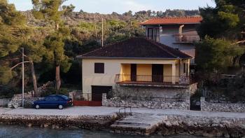 Maison rare en 1ère ligne sur l'île de Drvenik à vendre 