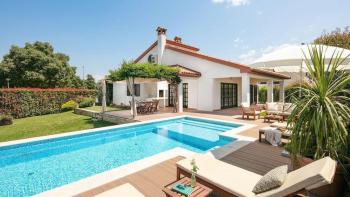 Maison familiale avec piscine chauffée à Porec, à vendre 