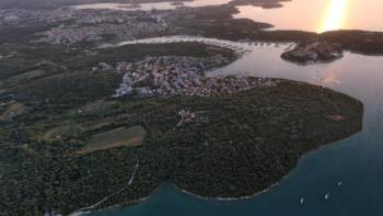 Grundstück für Touristenkomplex - 1. Reihe zum Meer, Pula 