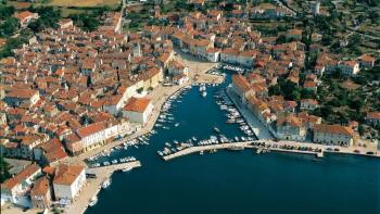 Restaurant et appartements sur l'île de Cres, à vendre 