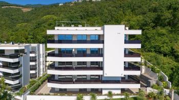 Superbe appartement dans un nouveau complexe à Opatija avec vue sur la mer, piscine partagée, garage, à vendre 